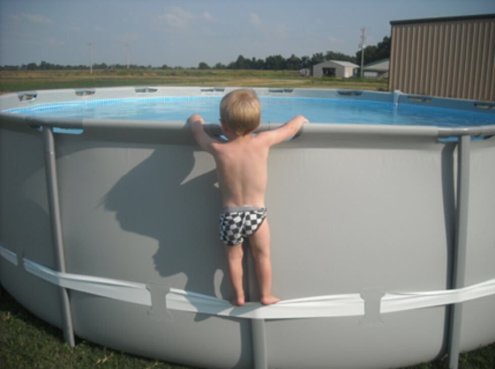 Un niño puede utilizar la correa de compresión para ponerse de pie en una piscina elevada, lo...