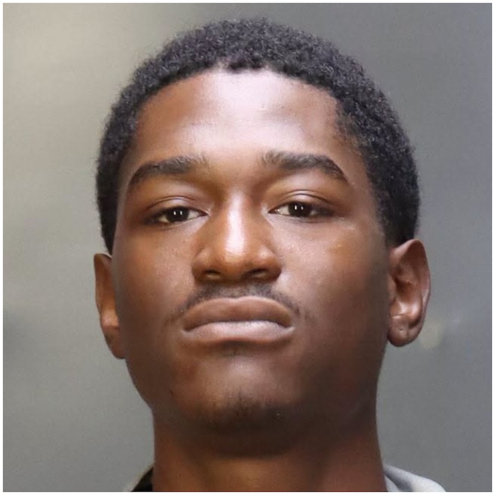 Jalen Javon Law enfrenta un cargo de delito grave de tercer grado por agresión a una persona...