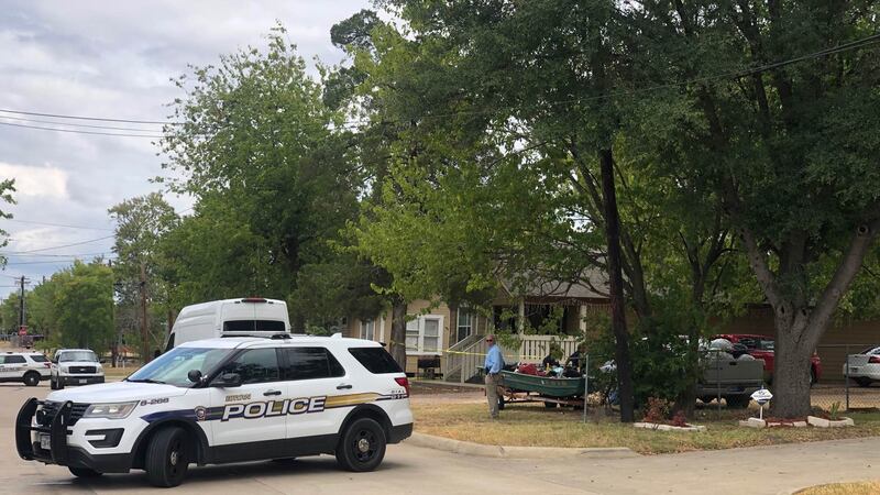 La investigación se lleva a cabo en la cuadra 200 de W Pruitt Street cerca de N Bryan Avenue.