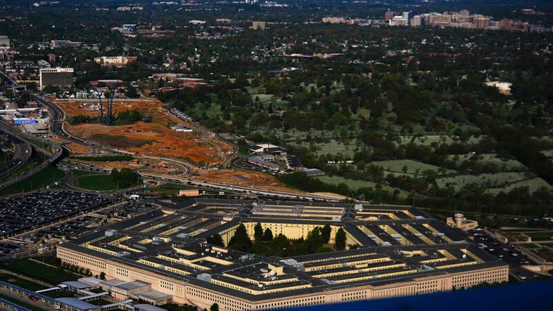 El Pentágono visto desde un avión, el martes 7 de abril de 2026, en Washington. (AP Foto/Julia...