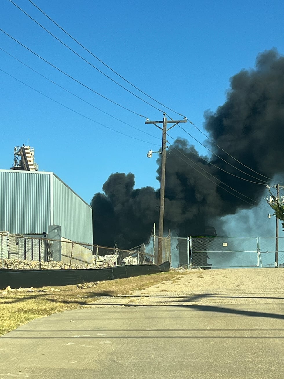 Se desata un incendio durante la demolición de la antigua fábrica de vidrio de Waco.