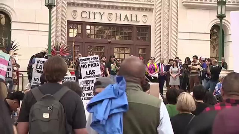 Estudiantes de Texas abandonan las aulas para protestar contra las redadas del ICE