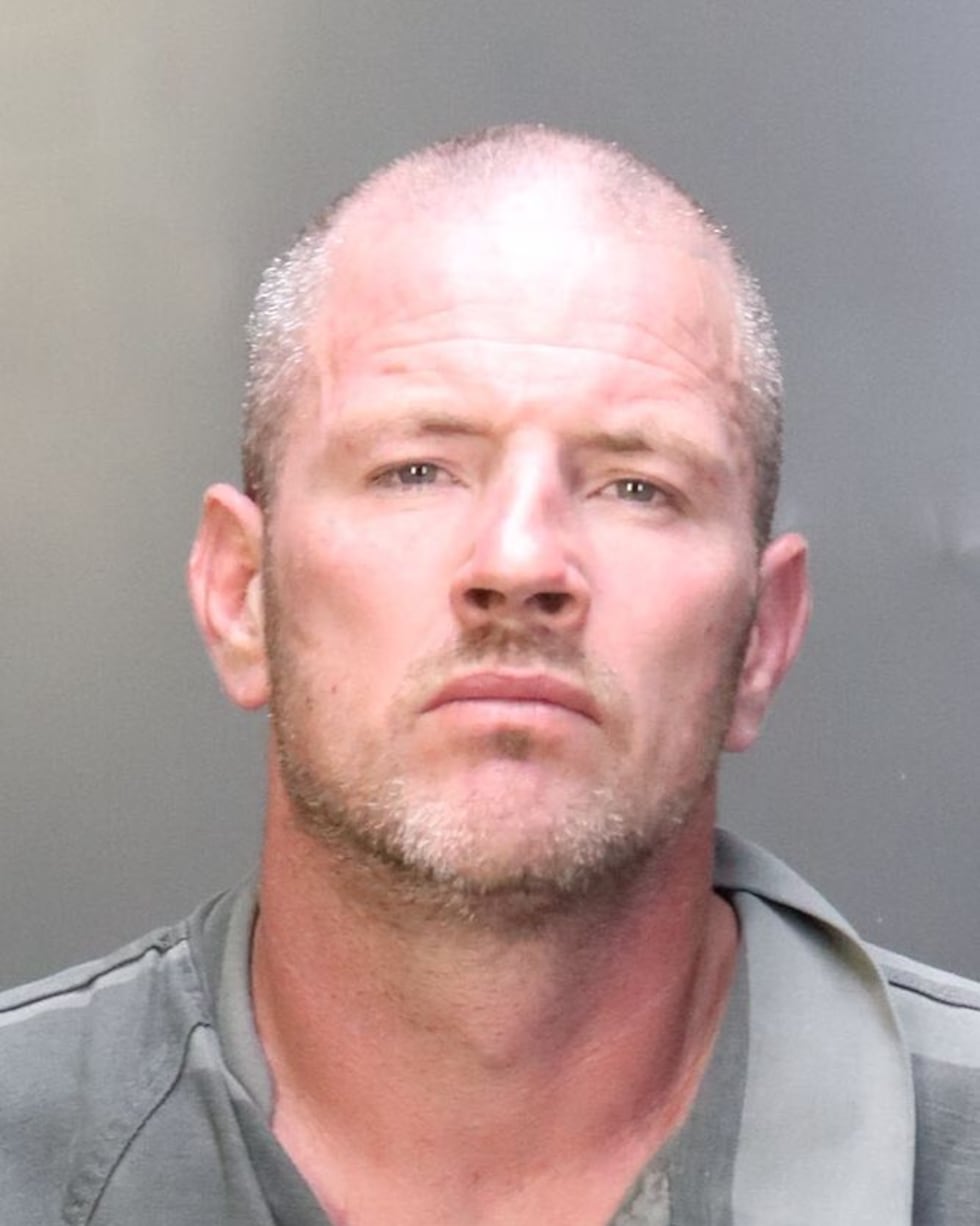 Robert Johnson, de 40 años, enfrenta cargos de incendio provocado, un delito grave de segundo...