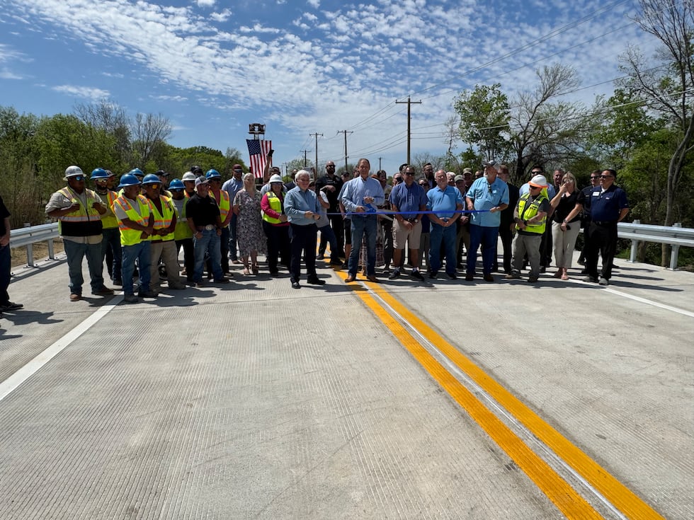 Robinson inaugura el puente de Greig Drive y pone la mira en reparar baches y mejorar calles