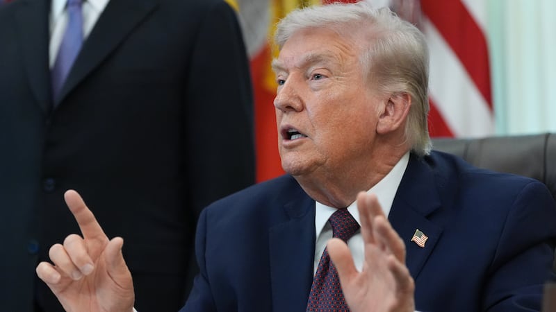 El presidente de EEUU, Donald Trump, responde a preguntas de periodistas en el Despacho Oval...