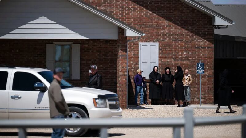 Un grupo de personas en el exterior de una iglesia menonita de Seminole, donde se celebraron...