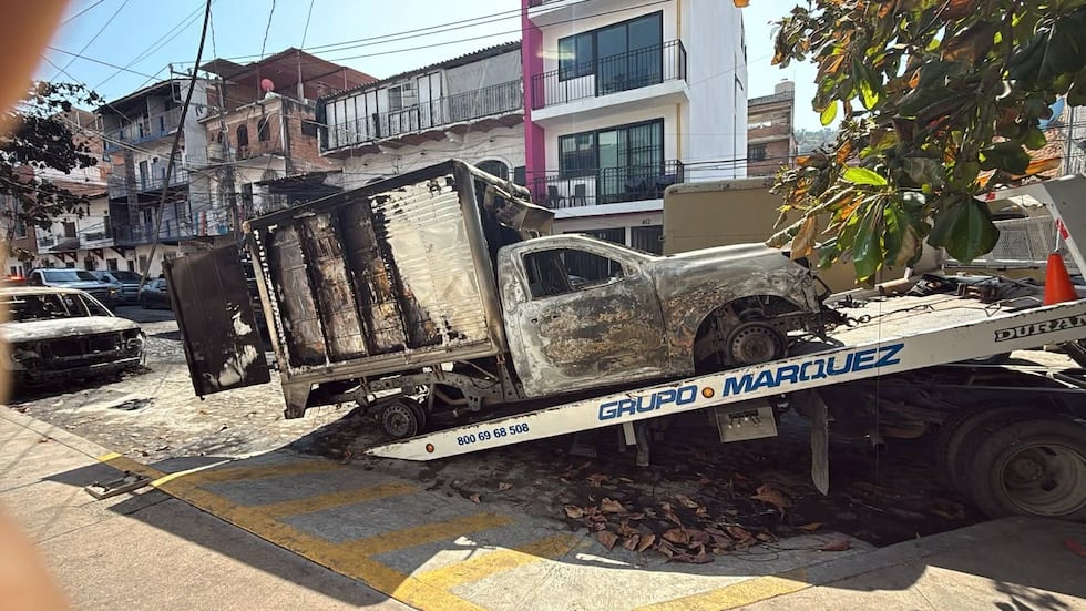 Vehículos incendiados en Puerto Vallarta