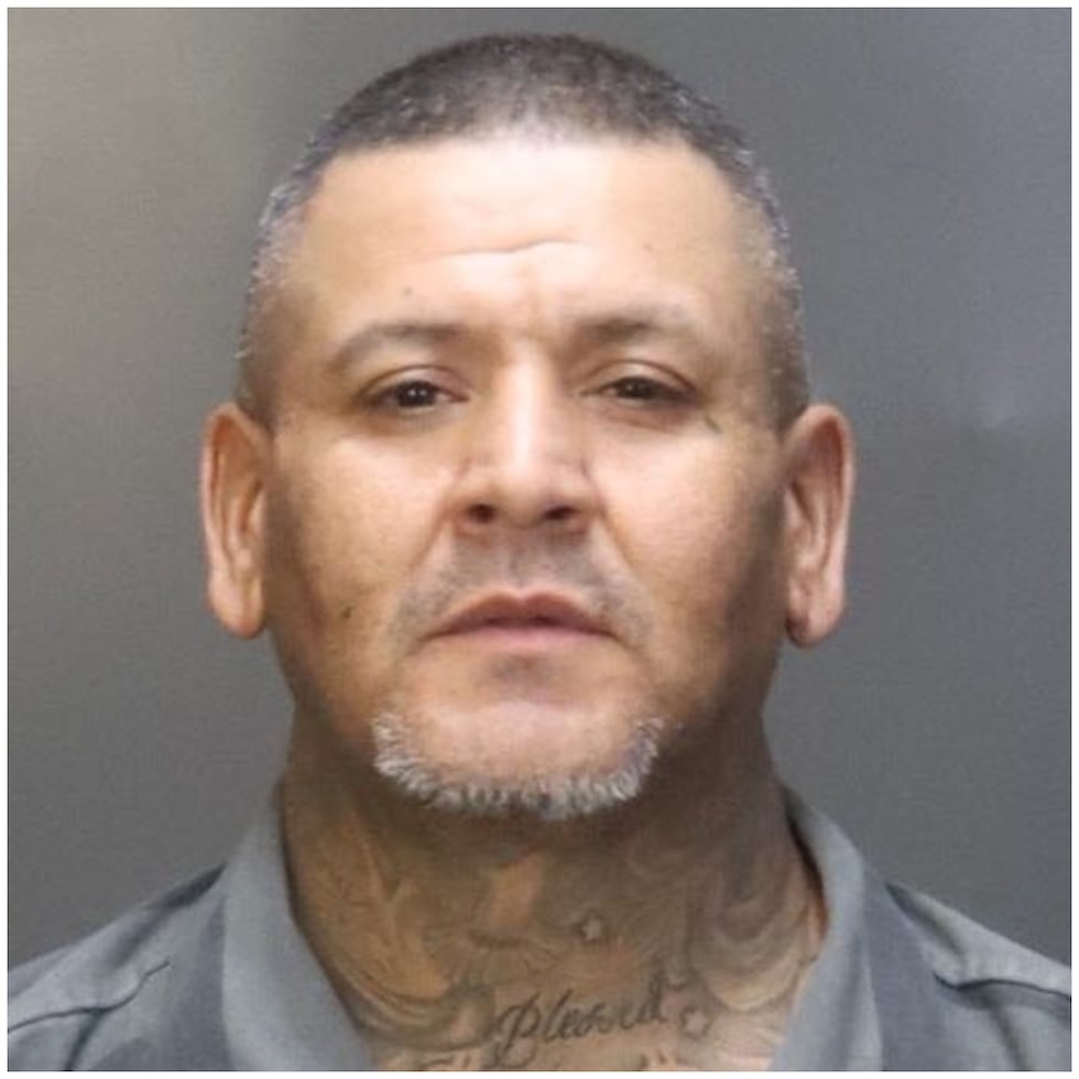 Elías Shawn Loredo, de 46 años, permanece encarcelado el martes bajo una fianza de un total de...