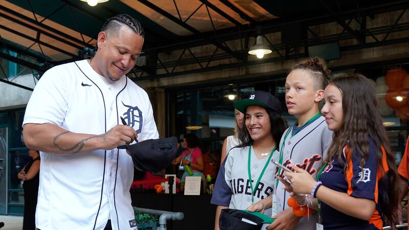 Miguel Cabrera de los Tigres de Detroit firma autógrafos durante un evento en el Comerica...