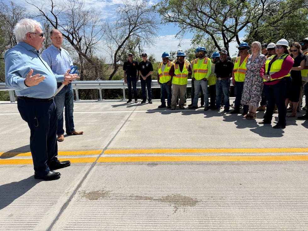 Robinson inaugura el puente de Greig Drive y pone la mira en reparar baches y mejorar calles