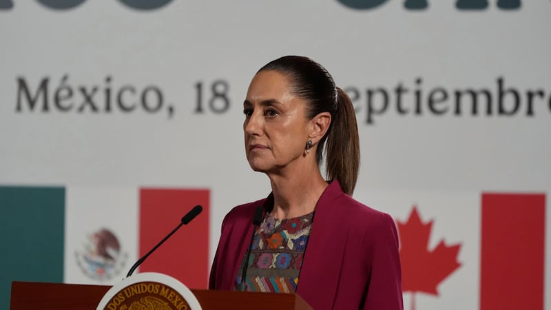 La presidenta de México, Claudia Sheinbaum, habla durante una conferencia de prensa conjunta...