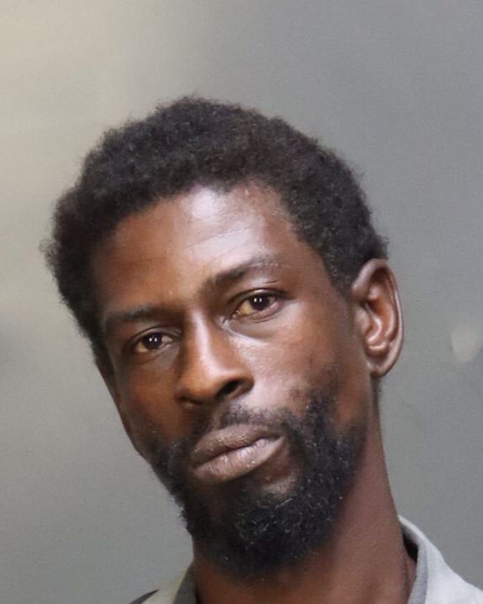 Charles Brown enfrenta un cargo de delito grave de segundo grado por poner en peligro a un...