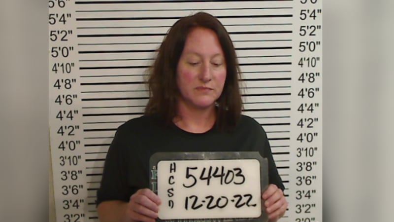 Amy Gilly, 46, arrestada y acusada de relación inapropiada entre educador/estudiante