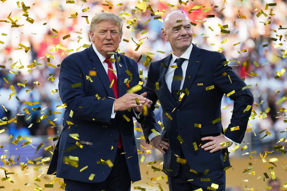 El presidente estadounidense Donald Trump (izquierda) y el presidente de la FIFA Gianni...