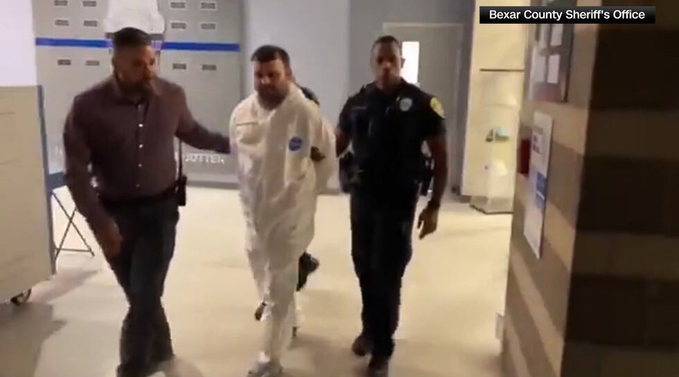 Daniel Antonio Pérez, de 40 años (en el centro), está acusado de matar a tiros a dos de sus...