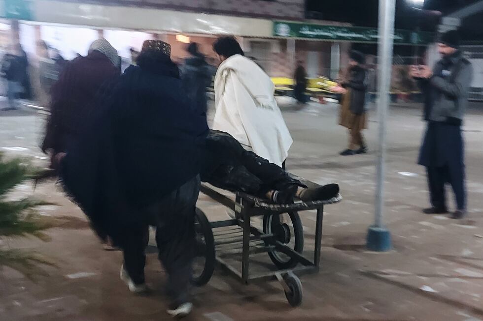Voluntarios transportan a una víctima herida de un atentado cometido por un perpetrador...