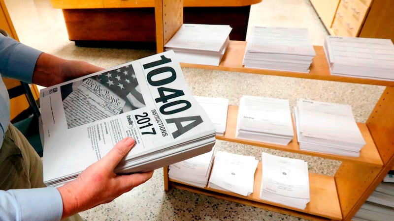 Susan Prendergast, de la biblioteca Eudora Welty Library en Jackson, Mississippi, organiza...