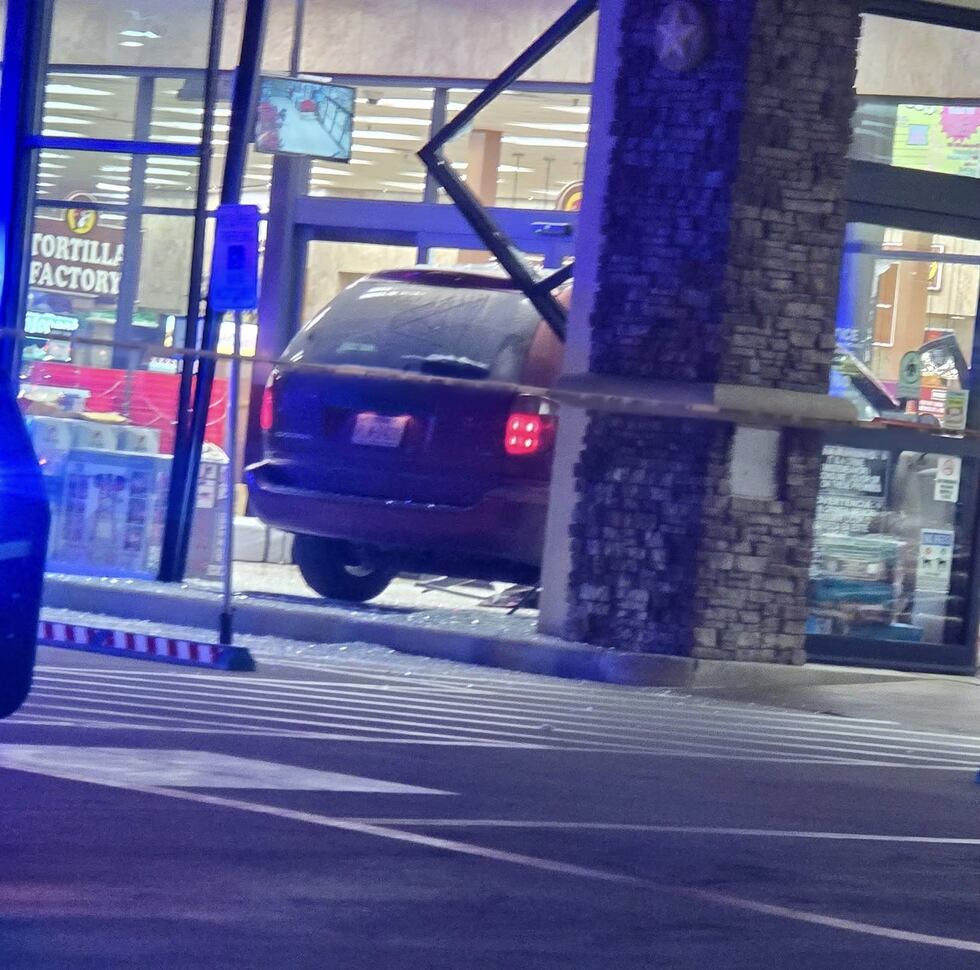 El sospechoso, Christopher Kyle Reid Jr., de 29 años, de Hubbard, condujo más tarde hasta un...