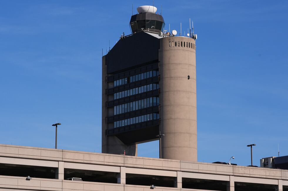 ARCHIVO - La torre de control del aeropuerto Logan, el 9 de diciembre de 2025, en Boston....