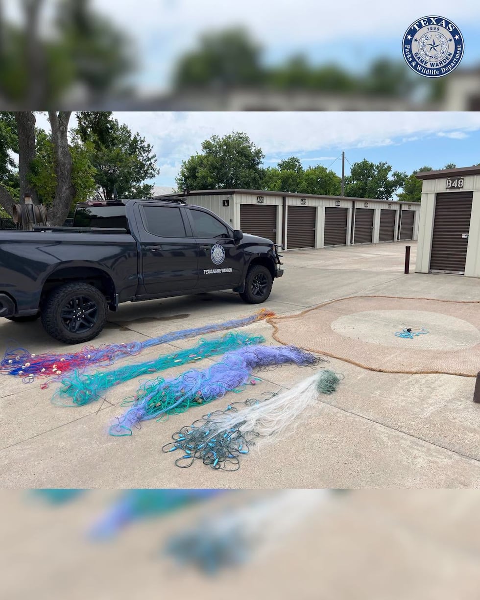 Guardabosques de Texas incautan más de 700 pies de redes de enmalle ilegales en el condado de...