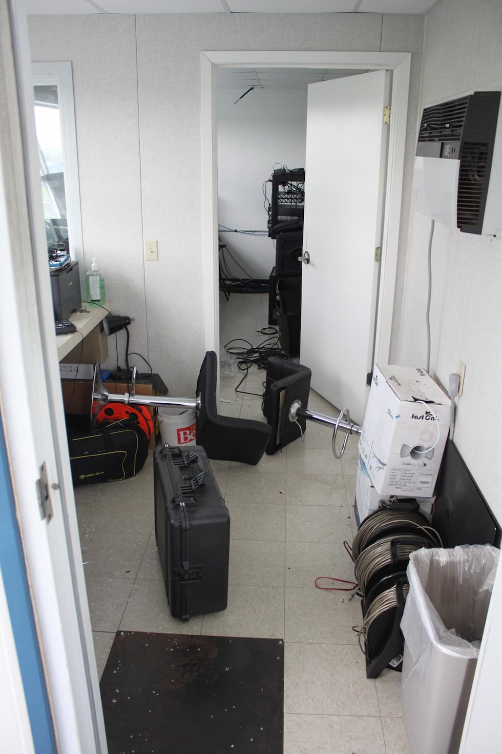 La policía busca a los sospechosos de vandalismo en la preparatoria Robinson de un total de...