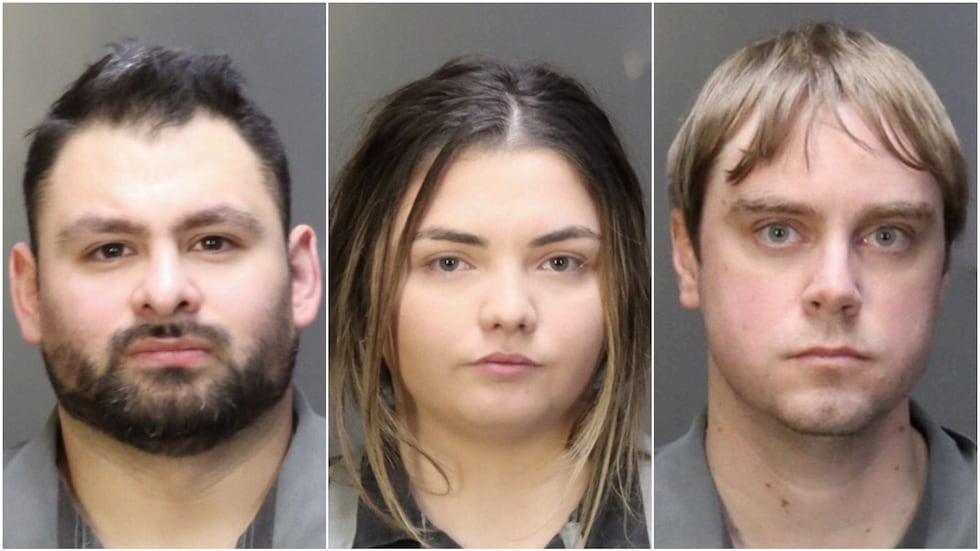 John Manuel Perales (izquierda) Reagan Grace Wilkerson (en medio) and Gary Lee Krenek (derecha).