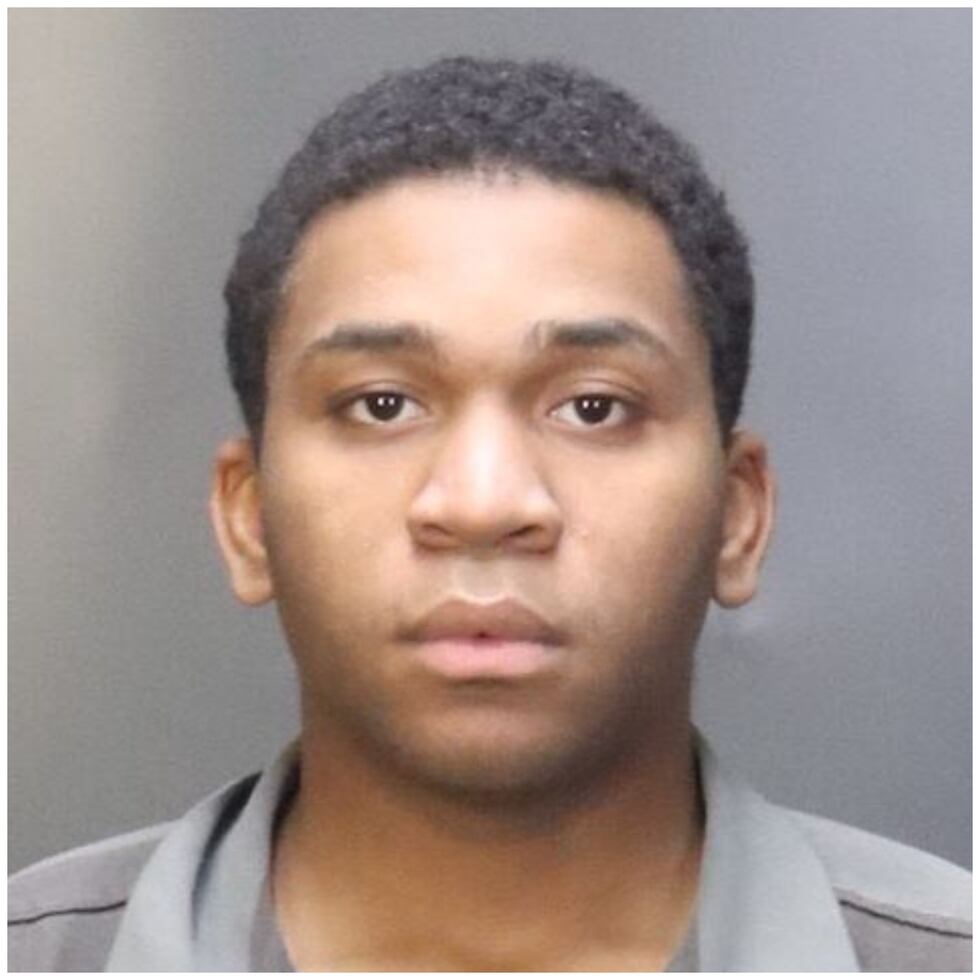 Lahrenz DuBose de 20 años, es acusado de dos cargos de agresión sexual y se encuentra en la...