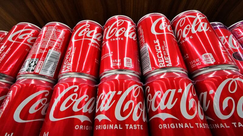 ARCHIVO - Latas de Coca-Cola expuestas en un supermercado de Uniontown, Pensilvania, el 24 de...