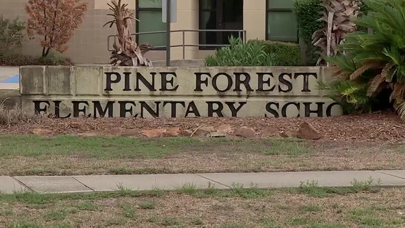 Una madre habla después de que una maestra fuera presuntamente sorprendida dando gomitas de...