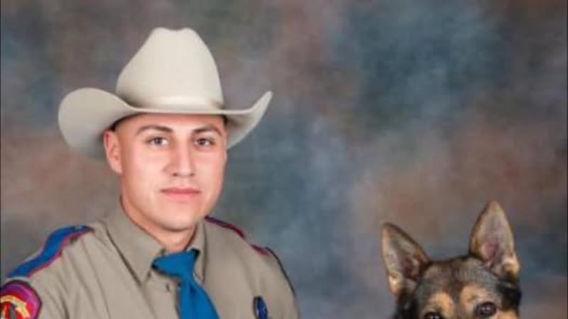 El conductor del Chevrolet, identificado como el agente Zachary Vásquez, de 26 años y natural...
