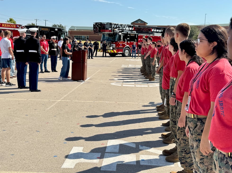 El MCJROTC de la preparatoria Midway conmemora el 25 aniversario del 11 de septiembre con...
