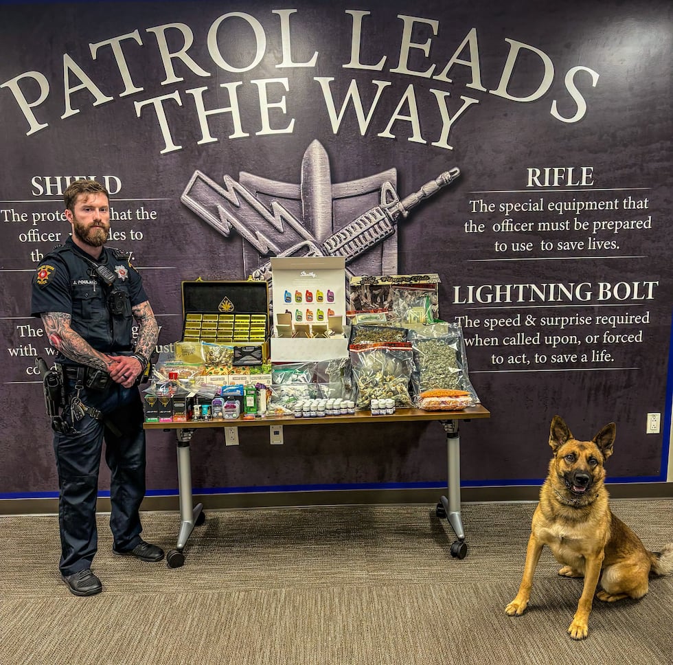 La unidad K-9 de la policía de College Station encuentra un numero masivo de drogas en una...