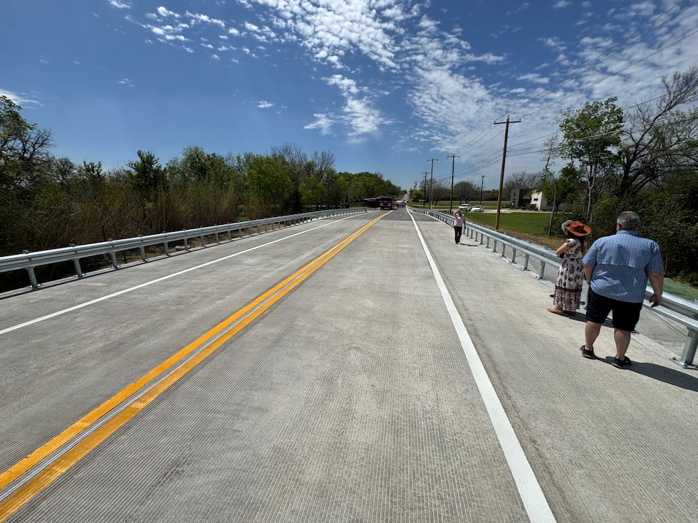 Robinson inaugura el puente de Greig Drive y pone la mira en reparar baches y mejorar calles