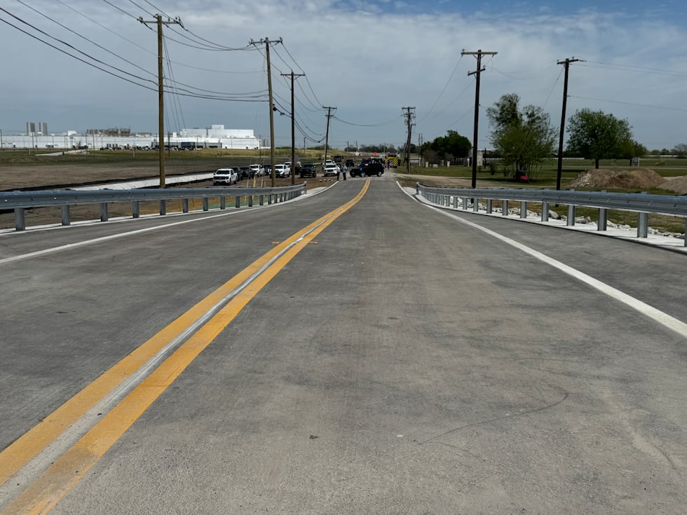 Robinson inaugura el puente de Greig Drive y pone la mira en reparar baches y mejorar calles