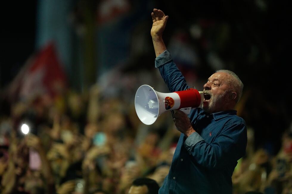 El presidente de Brasil, Luiz Inácio Lula da Silva, se dirige a sus seguidores durante un...