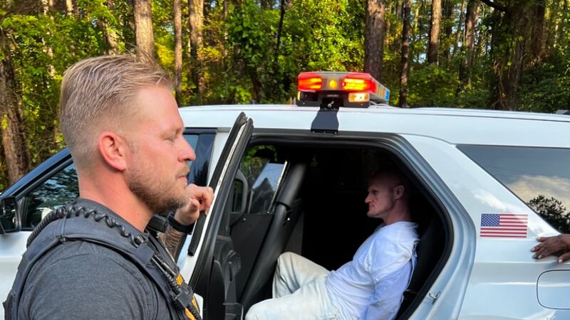 Charles Spraberry, de 44 años, y una mujer no identificada fueron arrestados el miércoles 31...