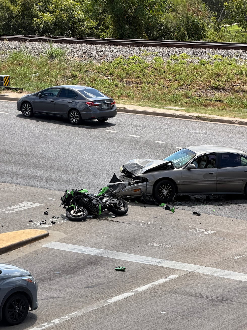 Motociclista termina gravemente lesionado en un accidente en Wellborn Road.