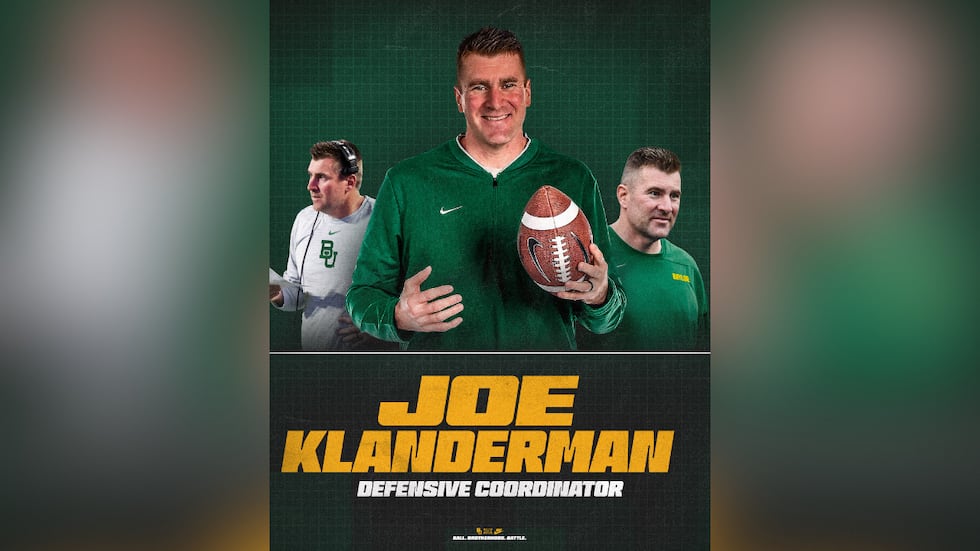 Según McNamee, el coordinador defensivo Joe Klanderman será el entrenador jefe interino por el...