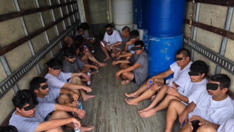 Encuentran a 21 inmigrantes indocumentados ocultos en un camión durante parada de tráfico de...