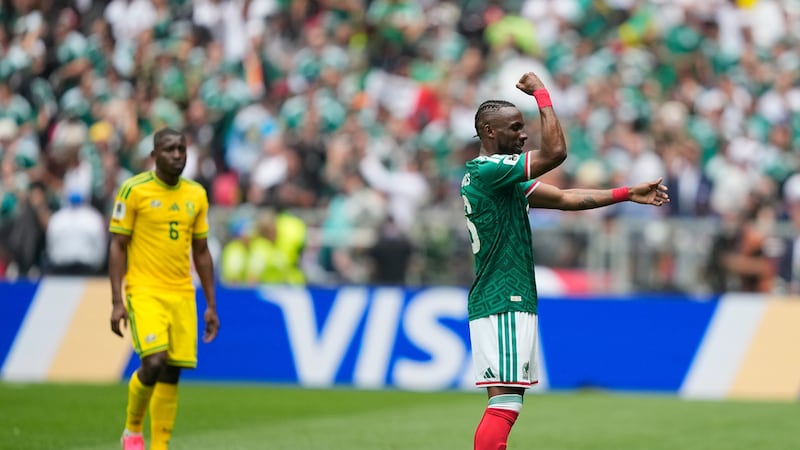 Julián Quiñones, de México, celebra tras marcar el primer gol durante el partido de fútbol del...