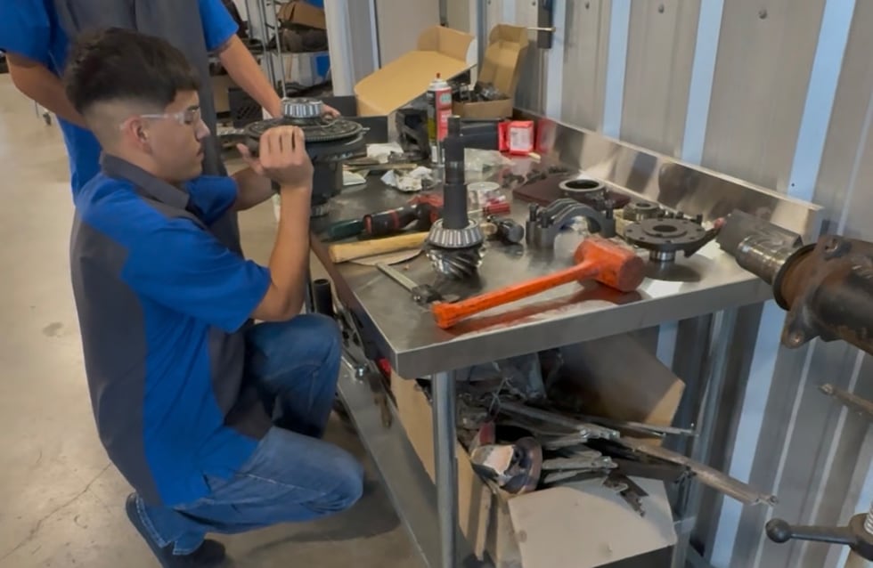 La preparatoria Temple prepara a los estudiantes para carreras automotrices del mundo real