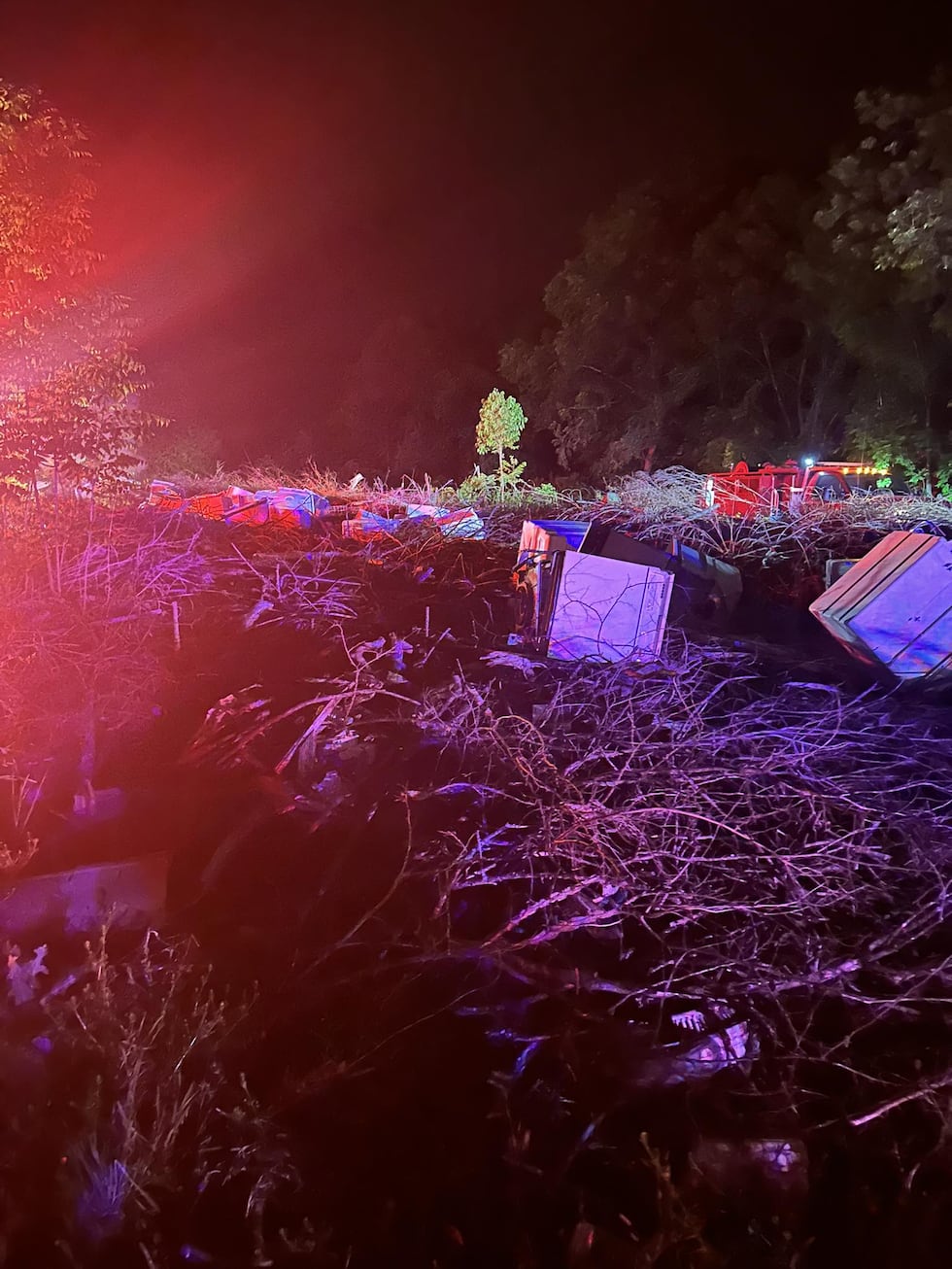 Los equipos de bomberos extinguen el incendio de un montón de basura de un cuarto de acre en...