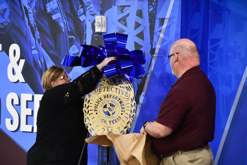 Un detective de policía de Waco se jubila después de una carrera de 30 años