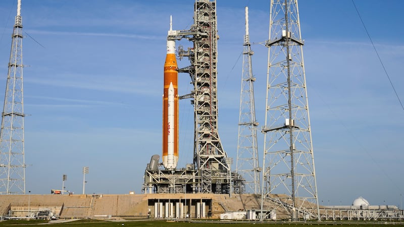 El cohete Artemis II SLS (Space Launch System, sistema de lanzamiento espacial) de la NASA con...