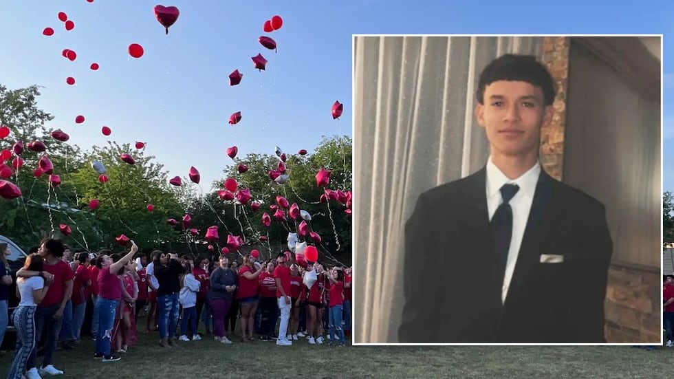 Los estudiantes de la escuela secundaria Belton High School lanzaron globos al cielo en honor...