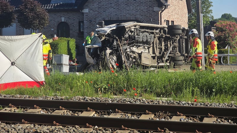 Rescatistas en el lugar de un choque entre un tren y un vehículo en Buggenhout,Bélgica, el...