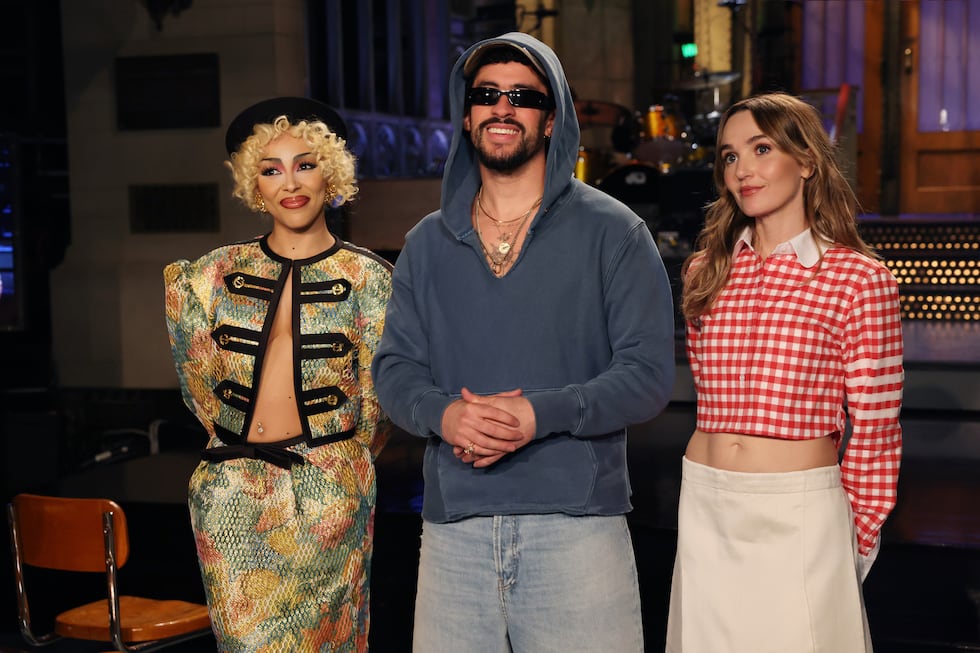 Esta imagen publicada por NBC muestra al presentador Bad Bunny, en el centro, con la invitada...