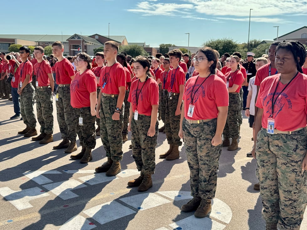 El MCJROTC de la preparatoria Midway conmemora el 25 aniversario del 11 de septiembre con...