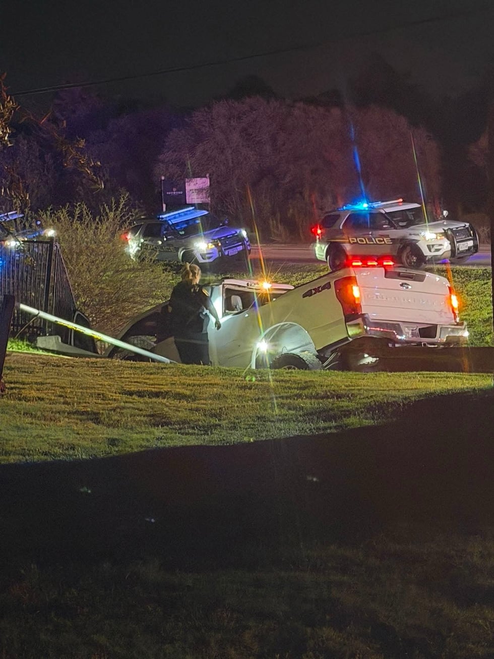 Conductor huye después de un accidente en la madrugada que causo un corte de electricidad en...