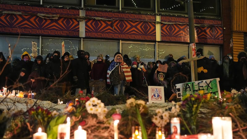 ARCHIVO Varias personas se reúnen durante una vigilia en honor de Alex Pretti, de 37 años,...